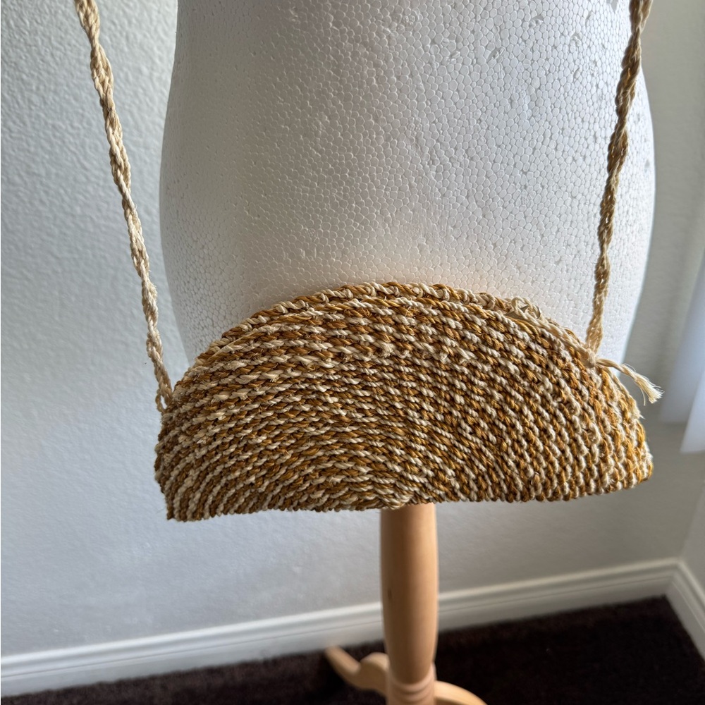 Brand new, sustainable abaca material crossbody bag.